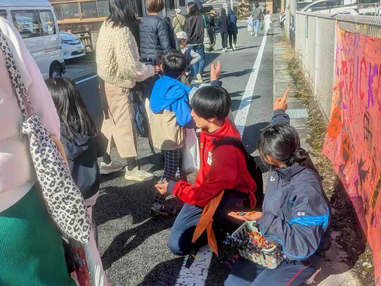 昨年のハロウィンイベントで町なかを巡る参加者の様子